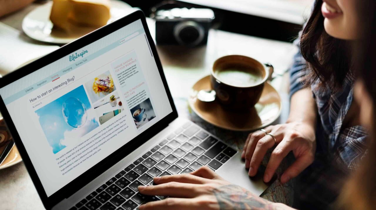 concepto-de-conexion-de-dispositivos-de-navegacion-de-mujeres