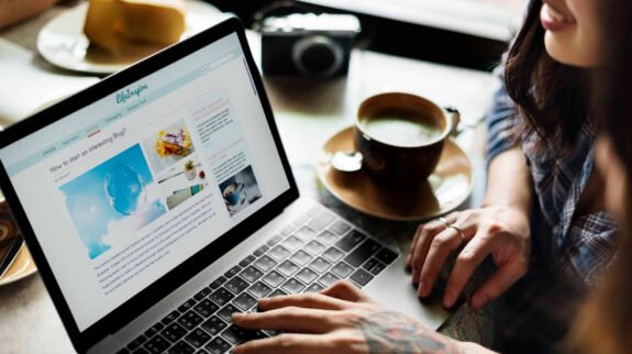 concepto-de-conexion-de-dispositivos-de-navegacion-de-mujeres